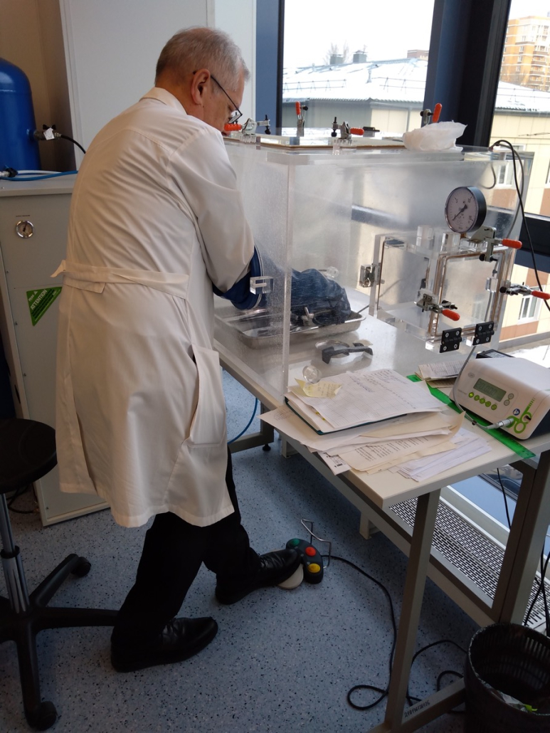 Milling a sample in a clean box